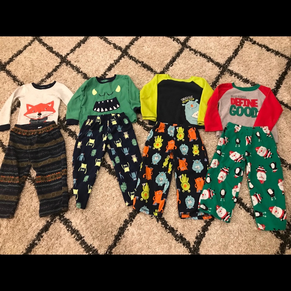 4 pairs of boys’ fleece pajamas